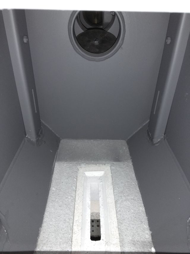 Et kig ind i øverste forgasnings kammer, ja den er ren i nu. primær luften kommer ind i øverste kammer i alle fire hjørner. Ja man kan lige skimte hullerne i brændeskålen ved at kikke ned igennem dyse spalten.
